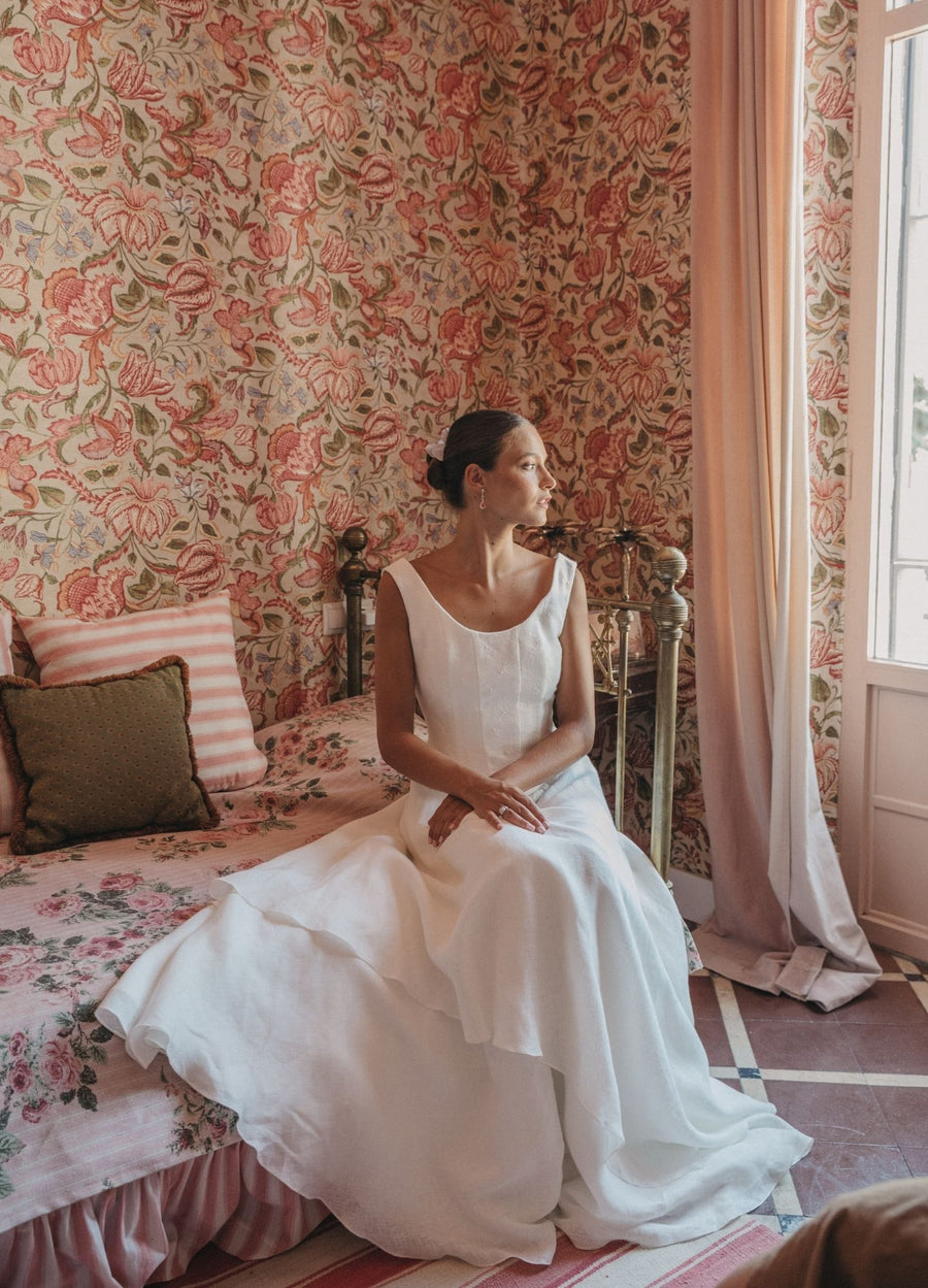 Vestido de novia de falda voluminosa y escote barco