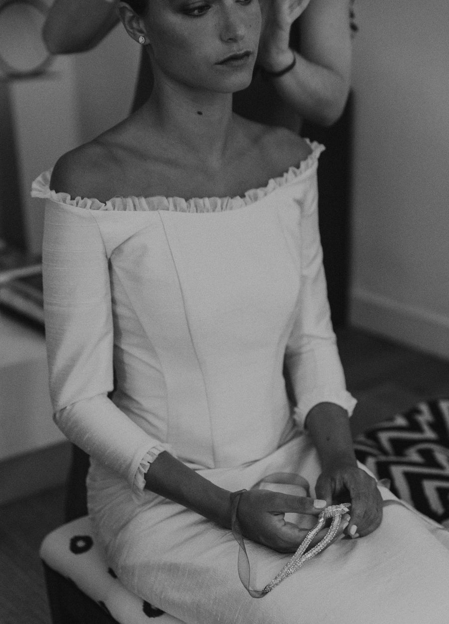 Vestido de novia off shoulder con volante en el escote