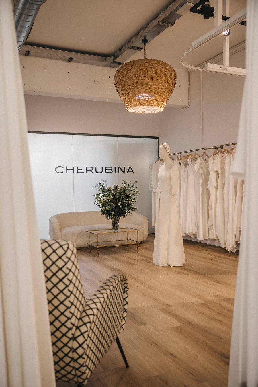 Interior del atelier de Cherubina con percheros de vestidos de novia