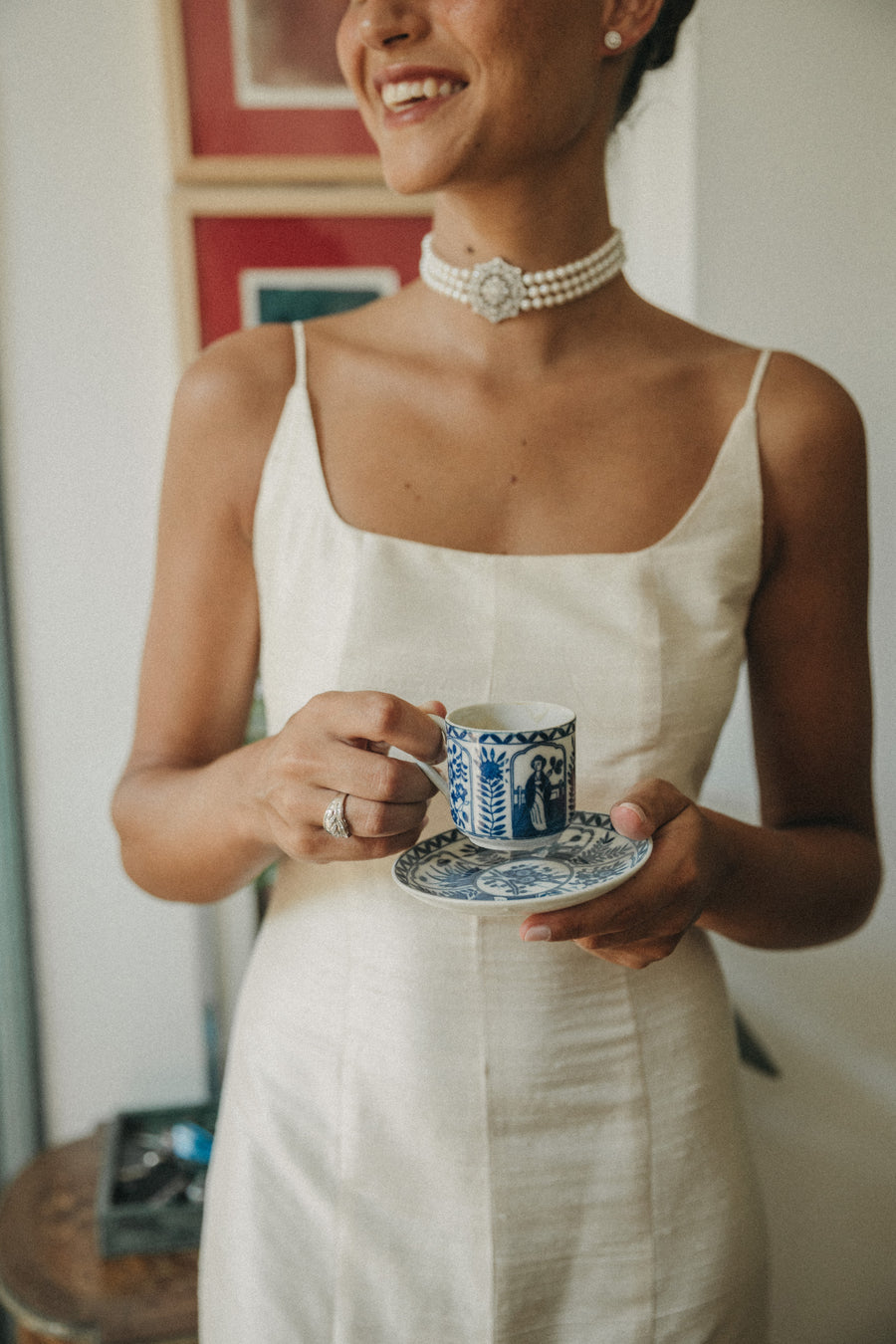Detalle de escote cuadrado y collar de perlas en vestido de novia