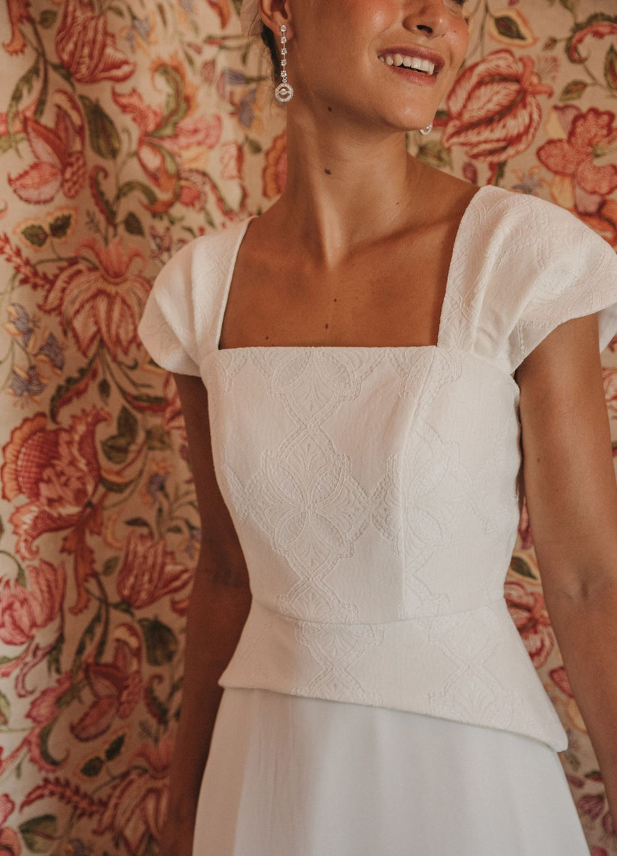 Detalle de bordado geométrico en vestido de novia