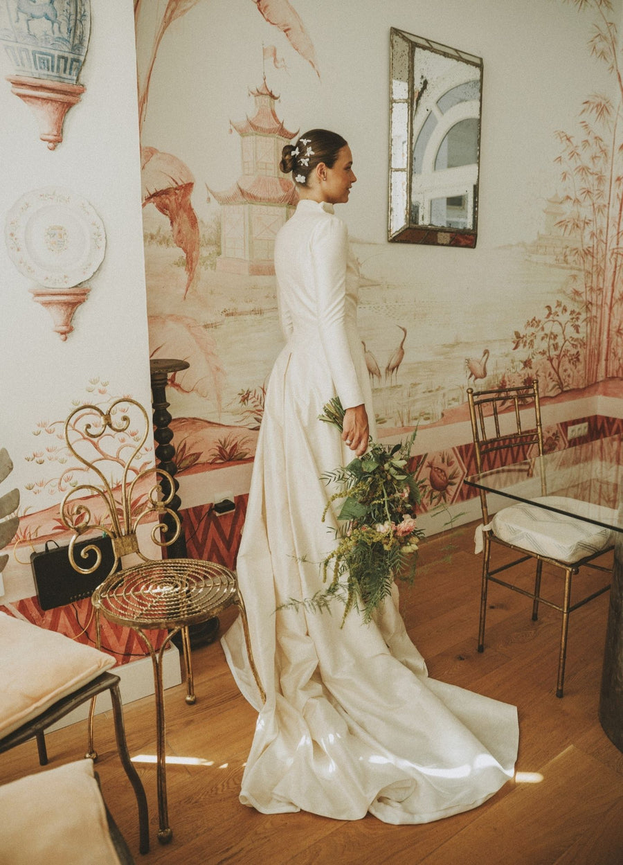Vestido de novia de cuello alto y manga larga con cola