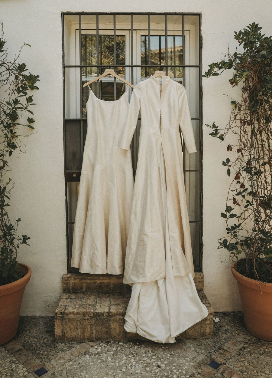 Vestidos de novia colgados en el atelier de Cherubina