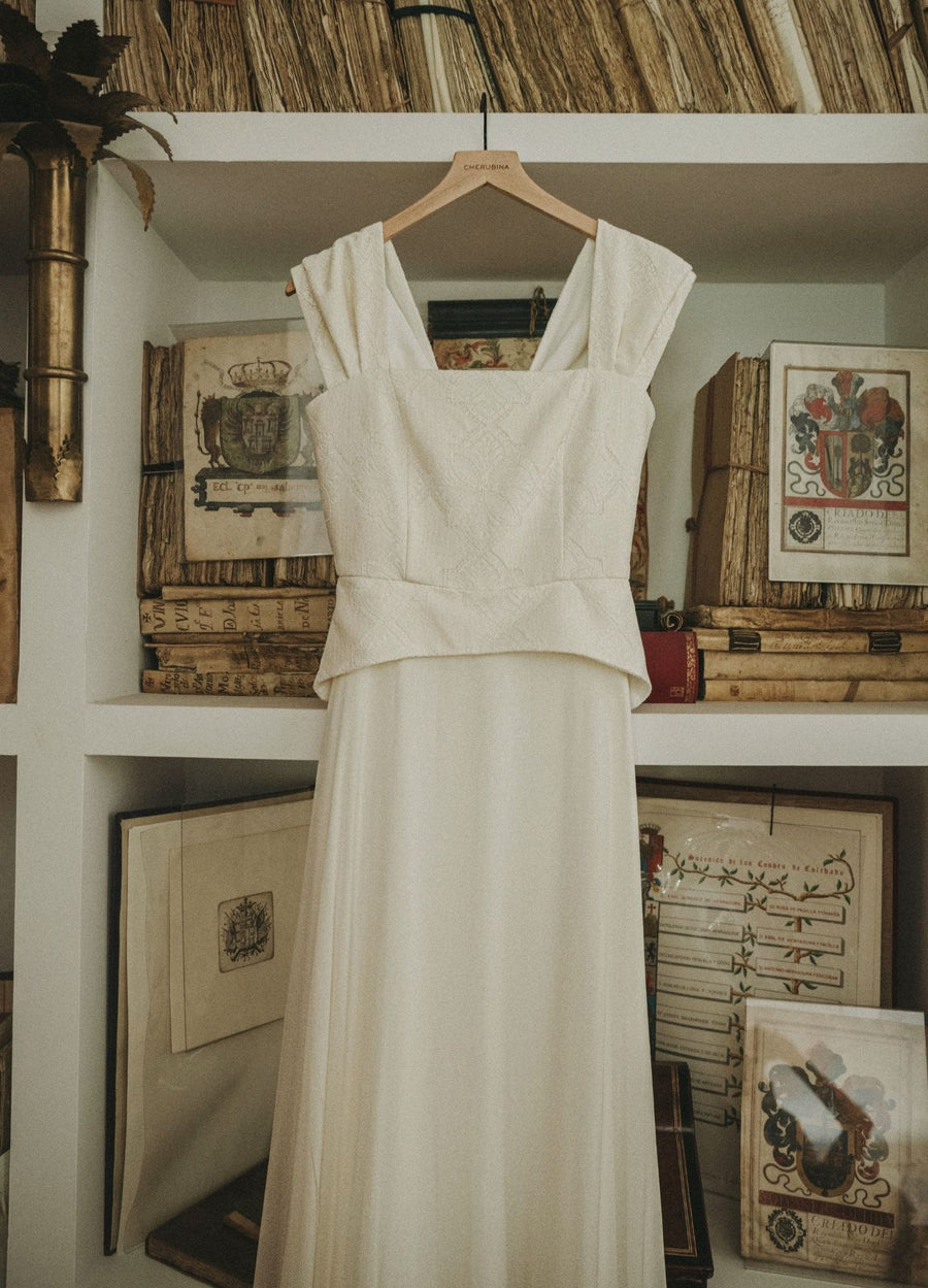 Vestido de novia bordado en percha Cherubina Atelier
