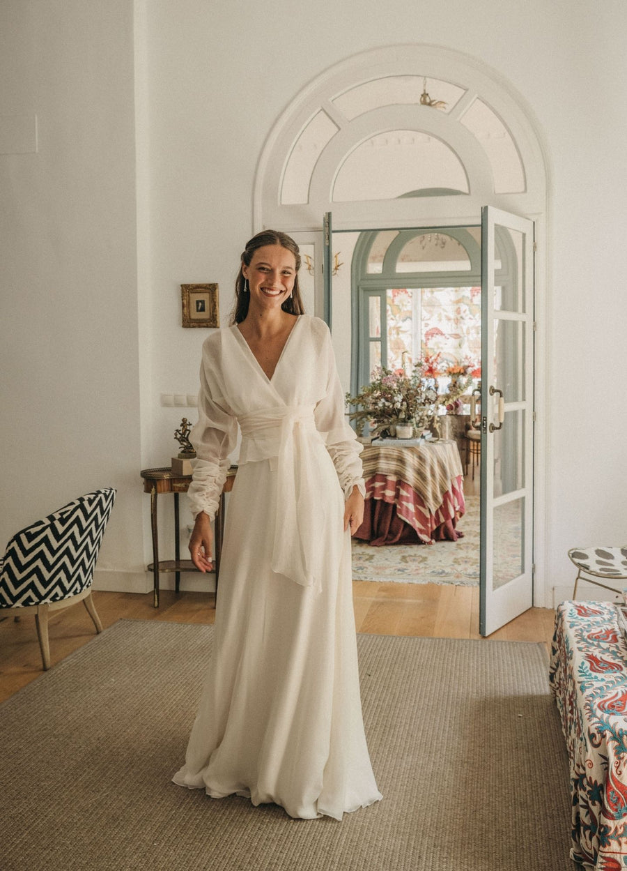 Vestido de novia cruzado con mangas amplias