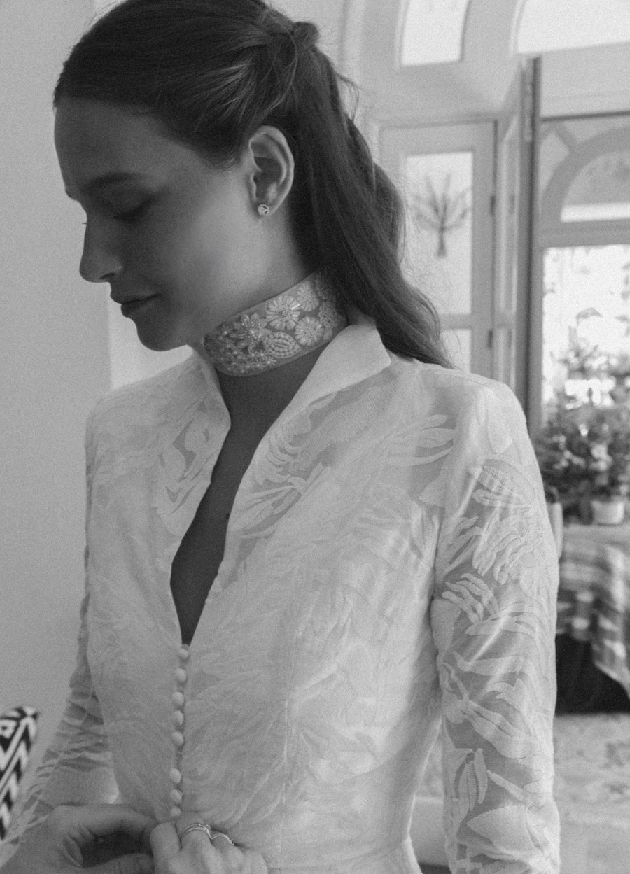 Detalle de cuello bordado y chaqueta de novia con textura jacquard