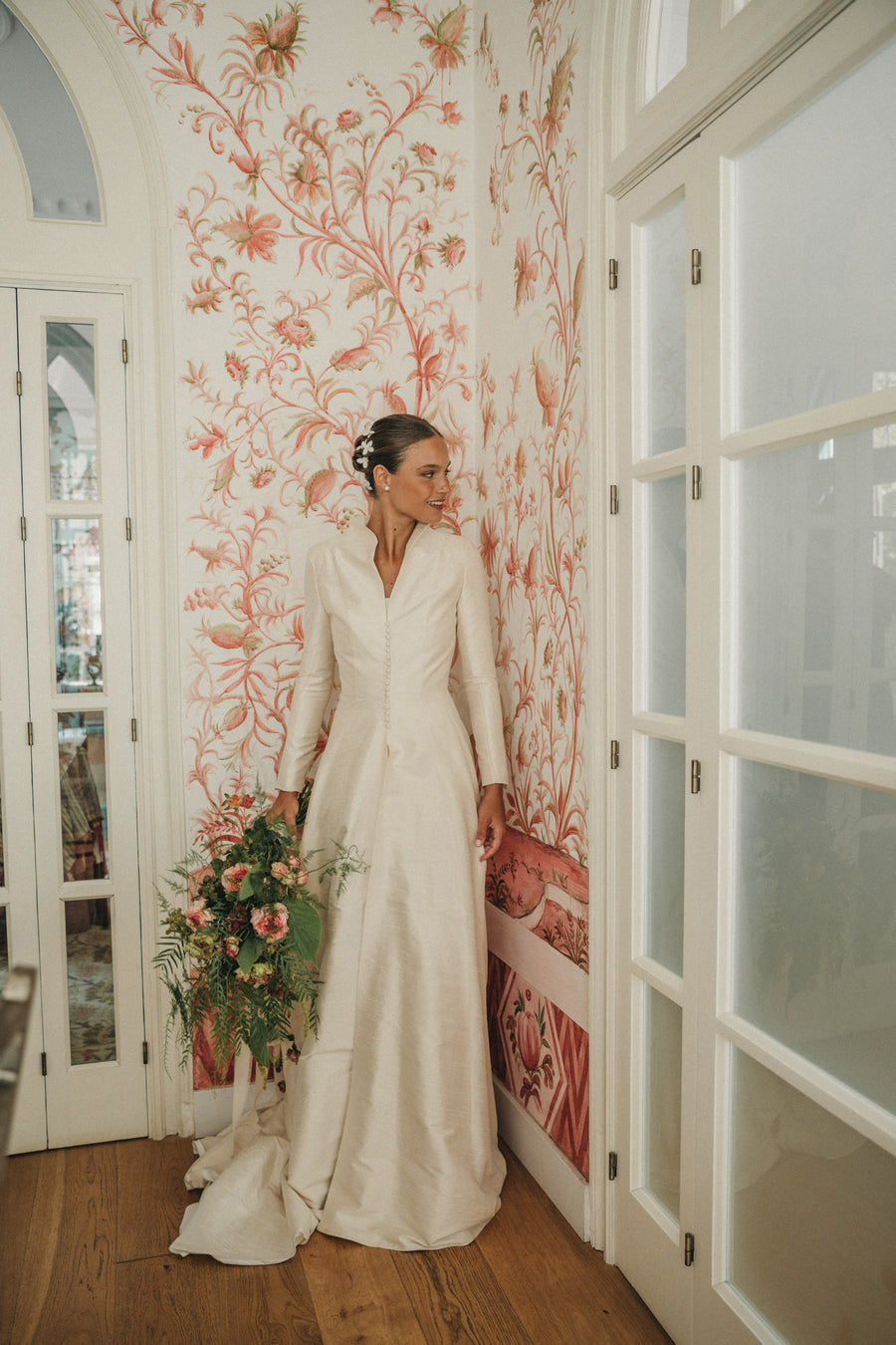 Vestido de novia de cuello mao y botones forrados