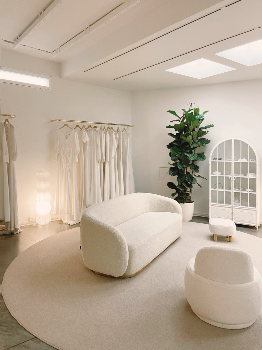 Interior del atelier de Cherubina con vestidos de novia en percha